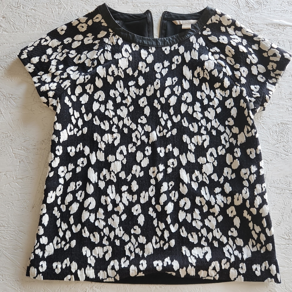 Banana Republic short sleeve abstract patterned top blouse medium textured